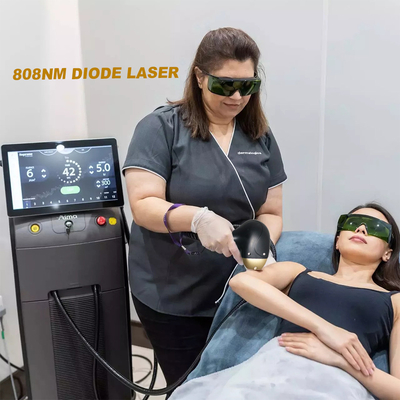 Laserowa maszyna do usuwania włosów z diodą ISO 808nm 500-watowa dioda laserowa o dużej mocy ze sprzężeniem światłowodowym